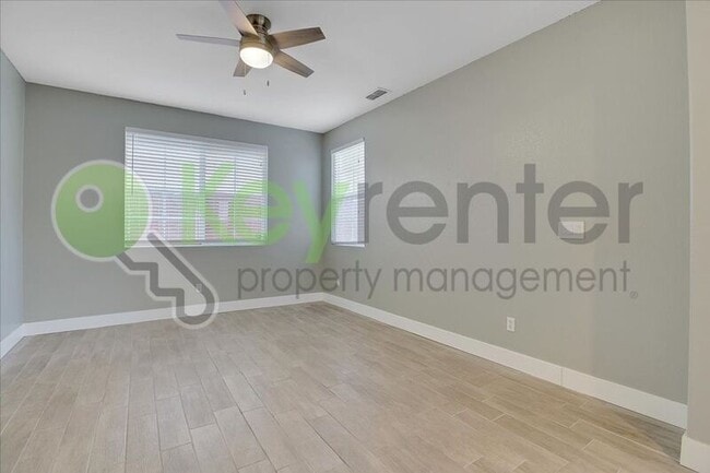 Photo - 461 Anjou Cir