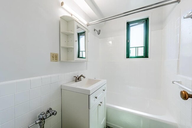 Photo - 1541 Metropolitan Ave