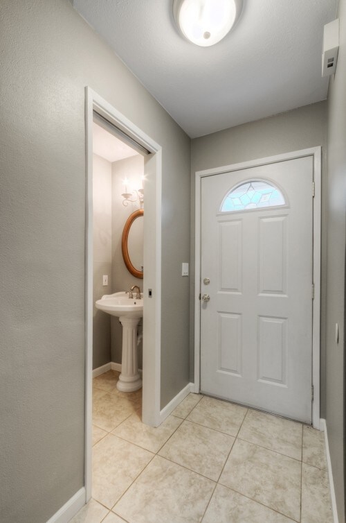 Juanita Crest 2 bedrooms Condo Unit E4 Condo for Rent in Kirkland