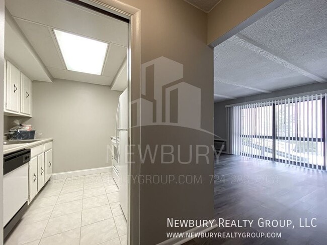 Photo - 530 N Main St