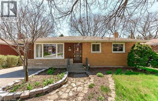 Photo - 362 Victoria Rd N