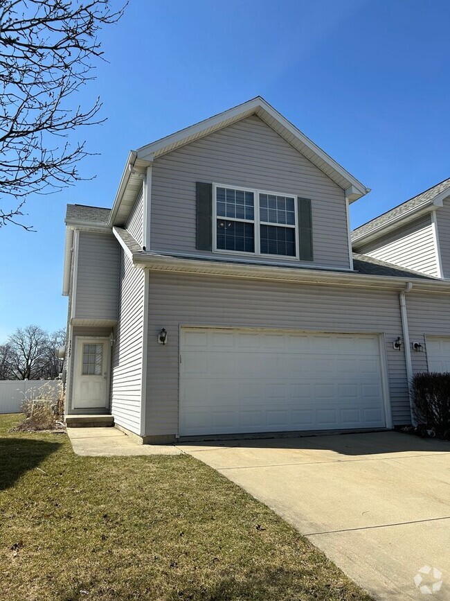 Building Photo - Stunning 3-Bedroom Home with Sunroom & 2-C...