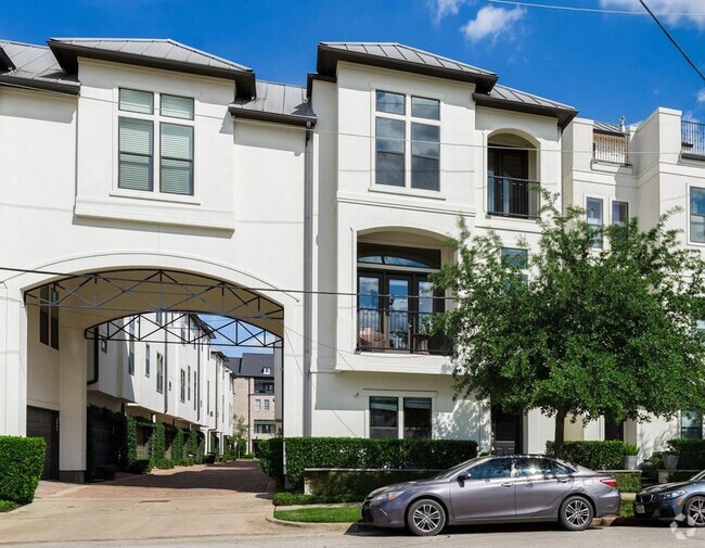 Building Photo - 619 Live Oak St Rental
