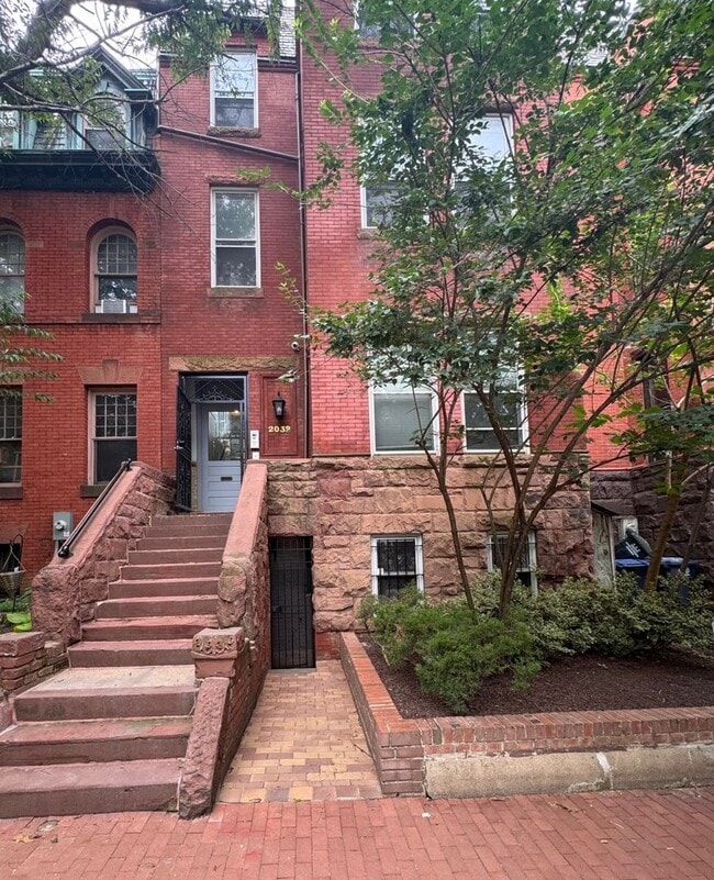 Building Photo - Fabulous Large Renovated 1BR/1BA in Histor... Unit 3 Rental