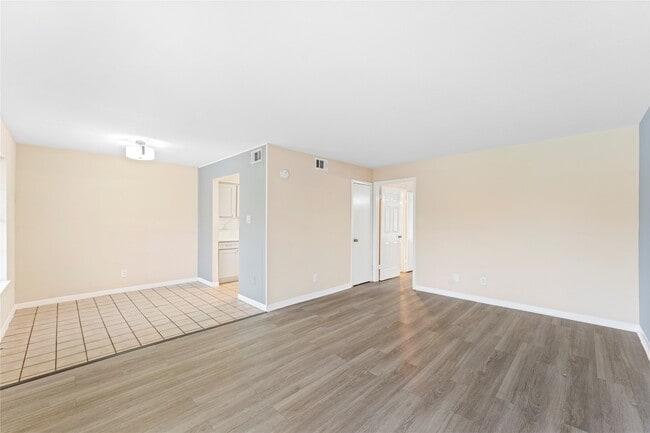 Photo - 3316 Burke Rd Unidad 43