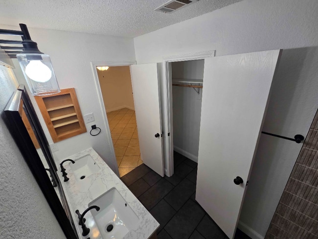Photo - 1033 Lakeview Ct