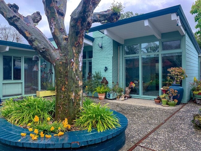 Building Photo - Custom Designed Modern 3 Bedroom Eicher in Palo Alto!