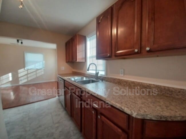 412 W South St