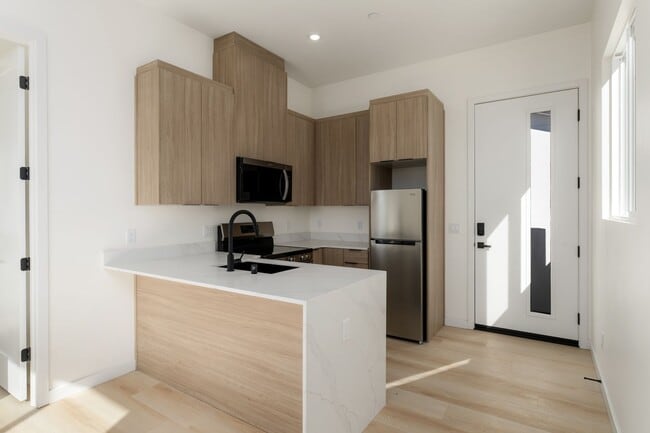 Building Photo - 4611-4611 Almayo Ave Unit 4605 Almayo Ave. 8