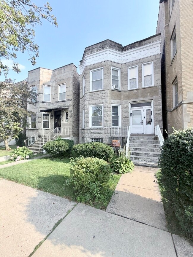 Building Photo - 57 Chicago Ave Unit 1