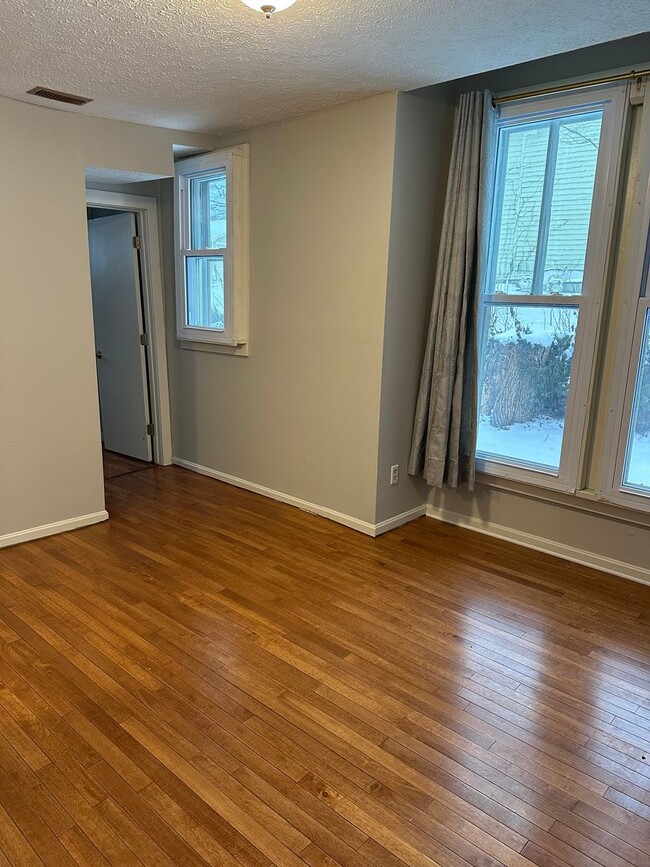 Building Photo - 301 S Rogers St Unit 305 S Rogers St. Rental