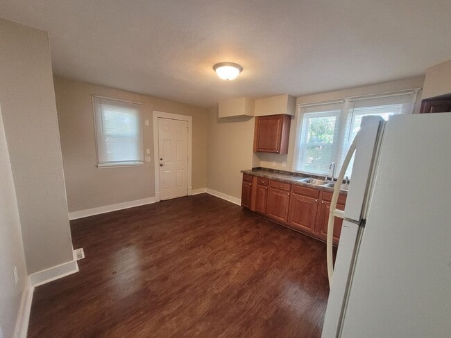 Photo - 6 Bedroom Home with large yard, washer/dry...