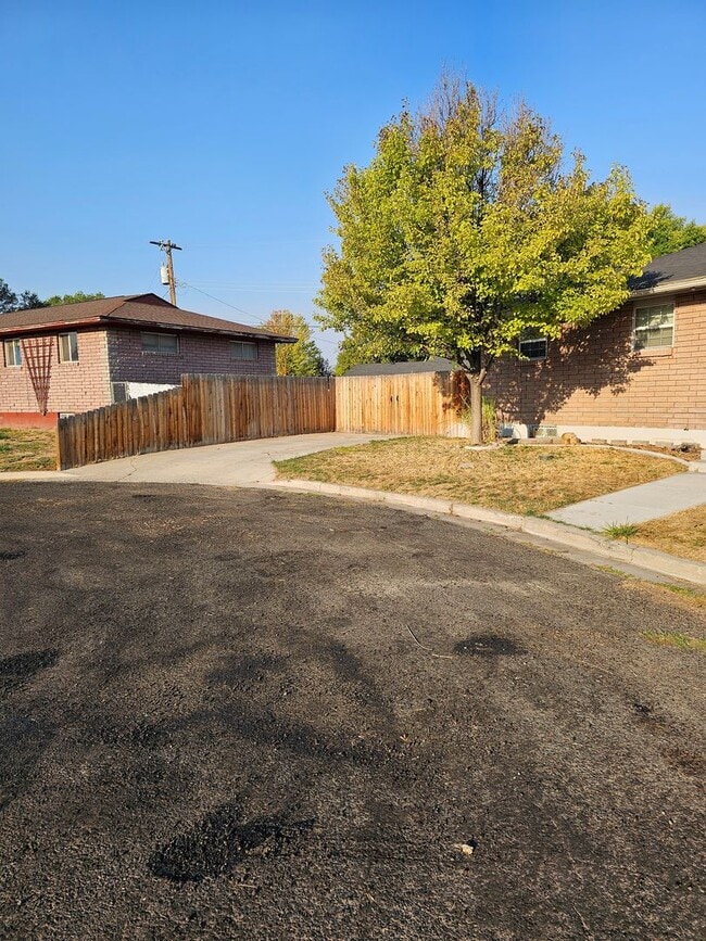 Building Photo - Rare 4 bedroom, 2 bath home on cul-de-sac.