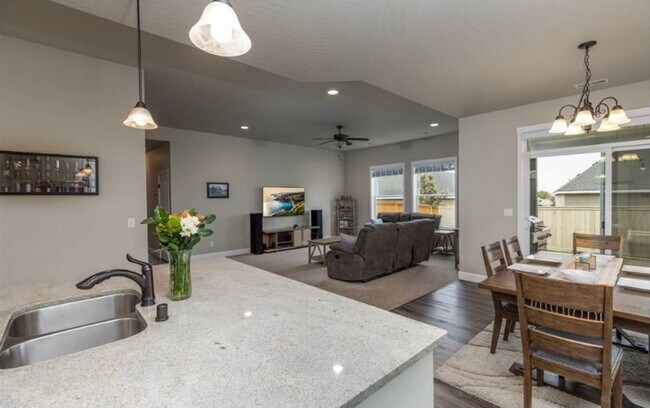 Photo - Beautiful 4 Bedroom Home in South Kennewick's Cherry Creek Neighborhood