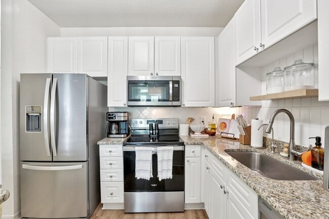 Building Photo - Beautifully updated and move-in ready, this fully remodeled 1-bedroom, 1-bath condo offers an ope...