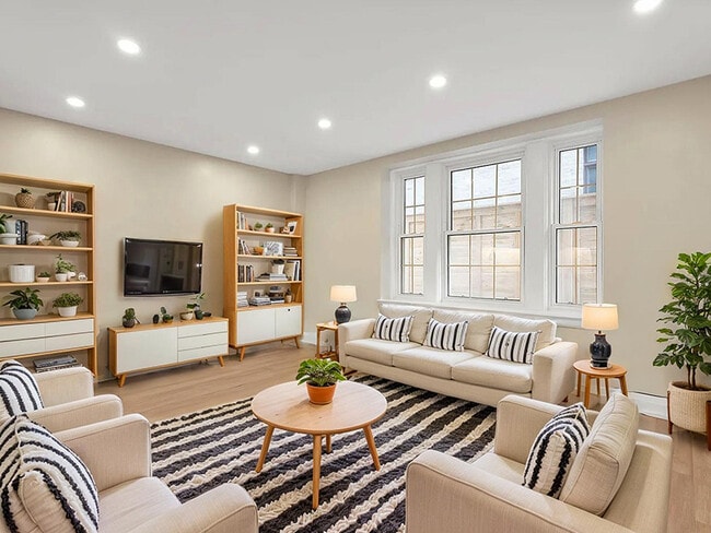 Photo - 697-701 Eglinton