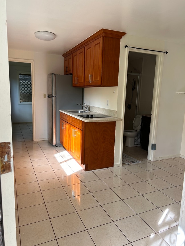Building Photo - 2828 Kalihi St