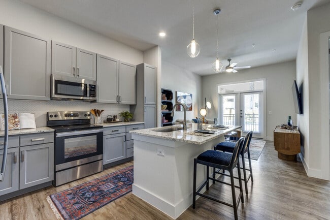 Photo - Lenox Oaks Apartments