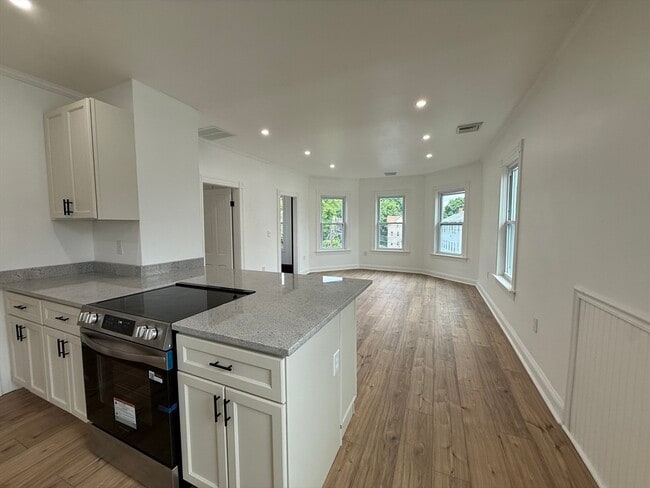 Building Photo - 19 Reeves St Unit 2