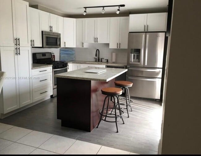 Building Photo - 3359 Gardens East Dr Unit B