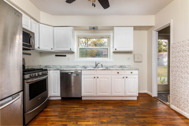 Large Kitchen with gas range - 7923 S Rock Hill Rd Unidad Home