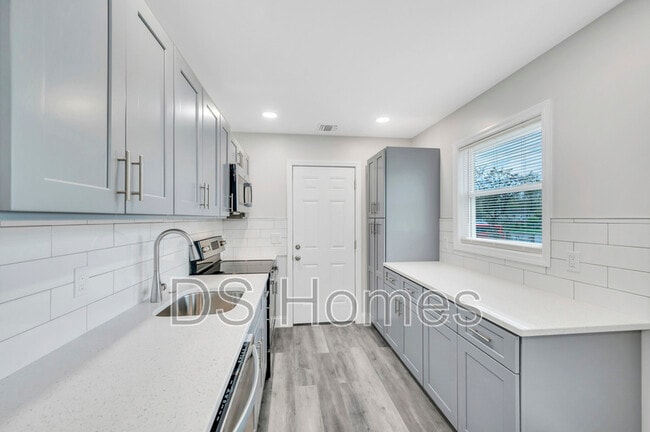 Photo - 615 Macdonald Ave
