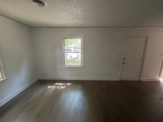 Photo - 823 S Kilbourne Rd