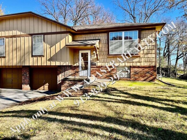 Spacious Duplex in Shawnee-Available NOW!! - Spacious Duplex in Shawnee-Available NOW!! House