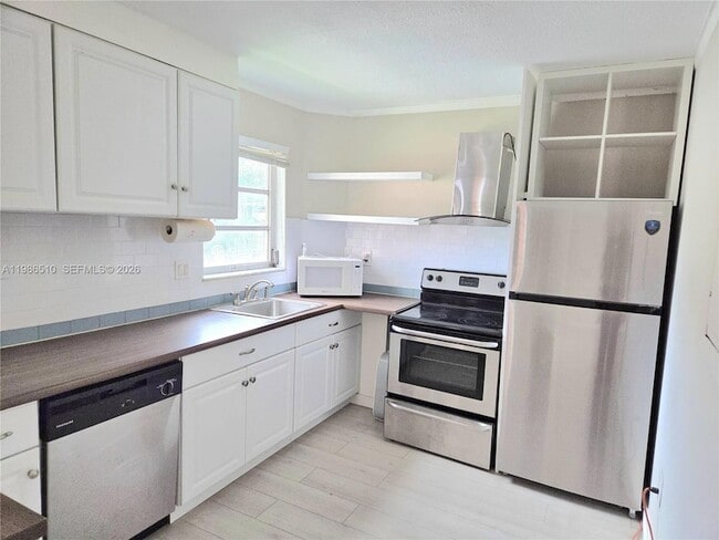 Building Photo - 1700 NE 191st St Unit 100