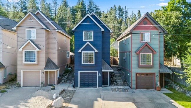 Building Photo - Downtown / Peaceful Valley 2 Bed 2 Bath ho... Rental