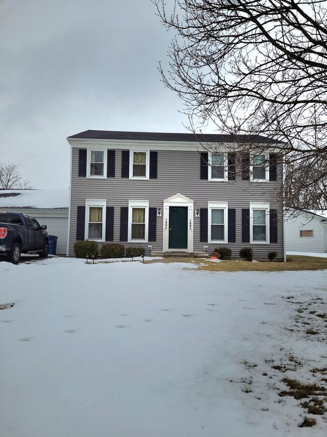 Building Photo - Two Bedroom Duplex Near BG High School