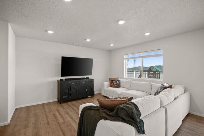 Photo - Beautiful 2022 Built Home With Views!