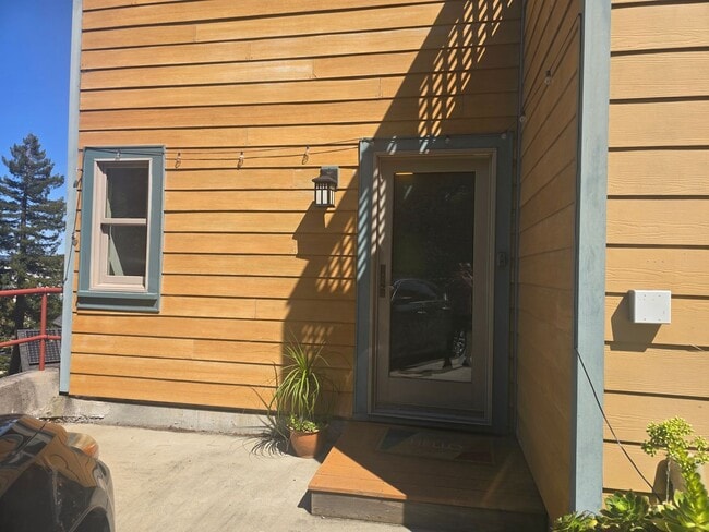 Building Photo - Beautiful ADU Unit Available ....