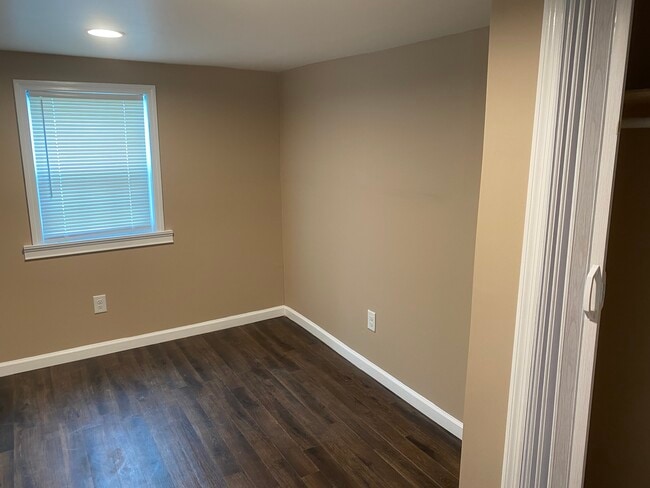 Building Photo - 207 W Calhoun St Unit 1st floor apt