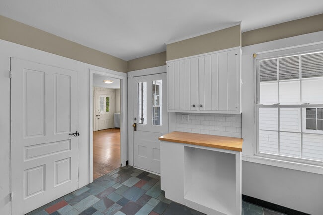 Photo - 1070 Enfield St