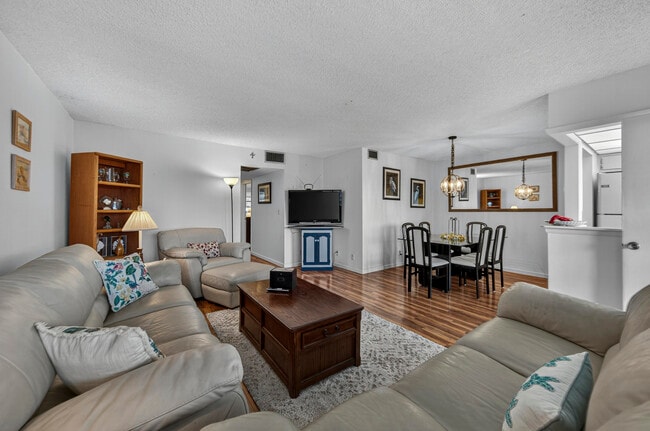 Photo - 804 SE 7th St Unidad 405