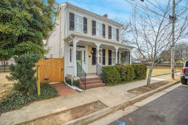 Photo - 204 Fauquier St