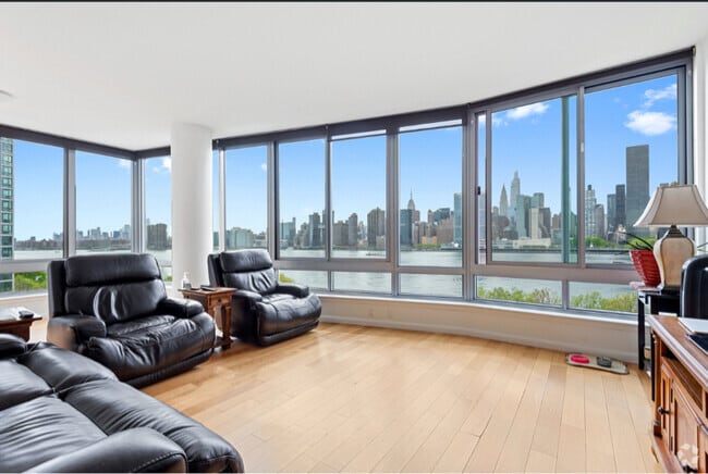 Building Photo - 4630 Center Blvd Rental