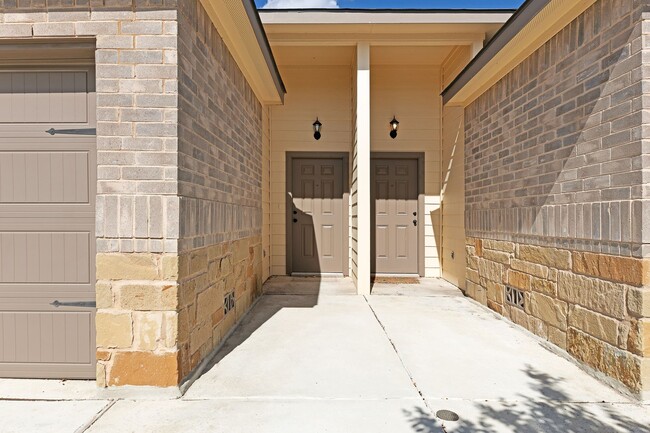 Photo - New Braunfels~ Beautiful Luxury 3 Bdrm~Stained Concrete Floors Throughout