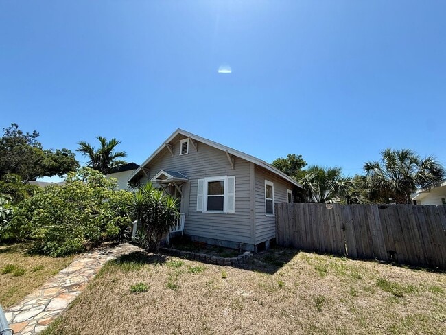 Photo - Charming bungalow 3/1 pet friendly blocks from Downtown St. Pete