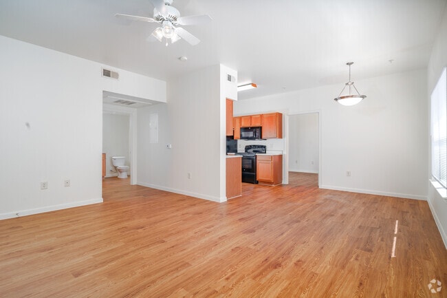 2 habitaciones, 2 baños - 1079 pies cuadrados - Sala de estar - Terraces at Cibolo