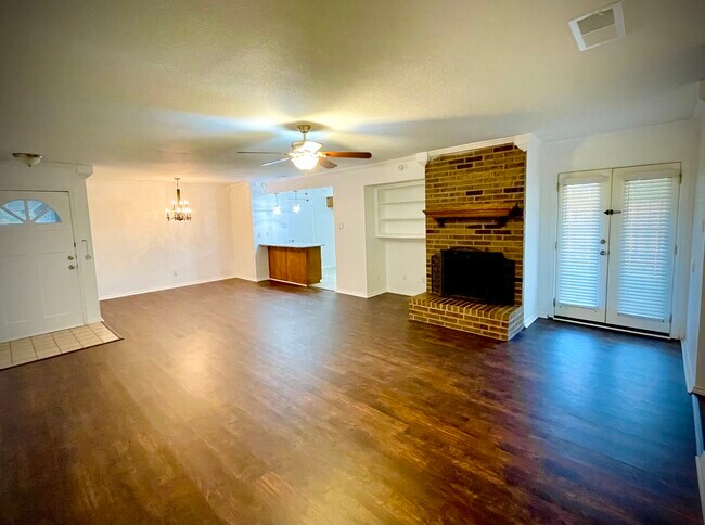 Photo - 1925 Spindletop Dr Casa