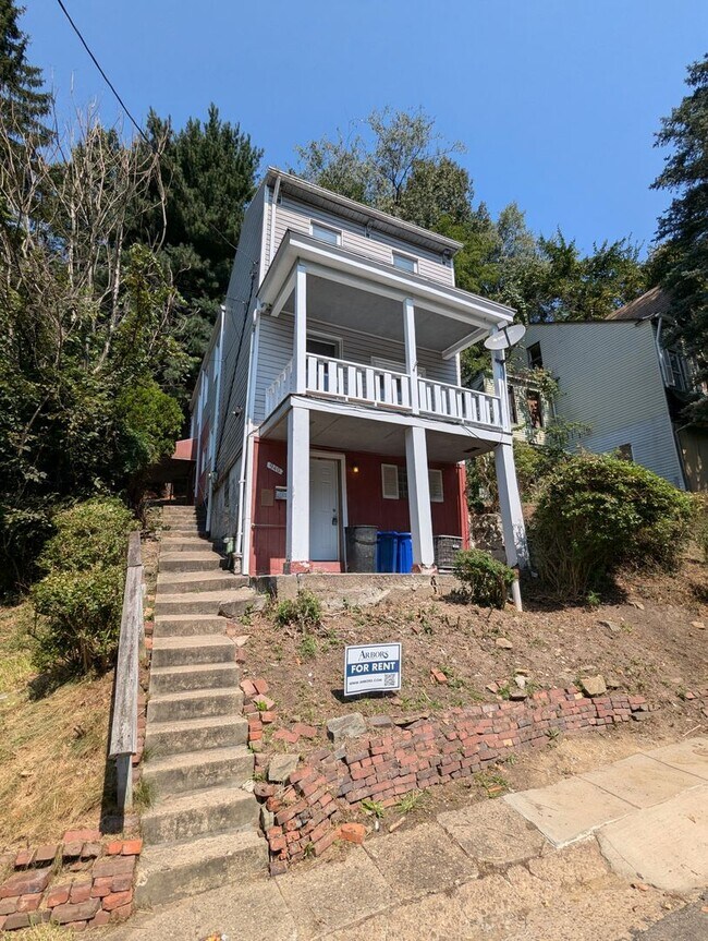 Spacious 2 bedroom 1 bathroom single famil... - Spacious 2 bedroom 1 bathroom single famil... House