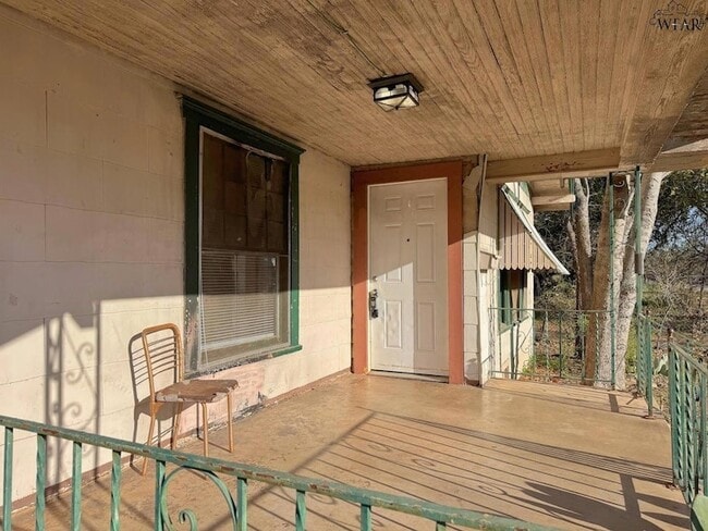 Photo - 1604 Britain St