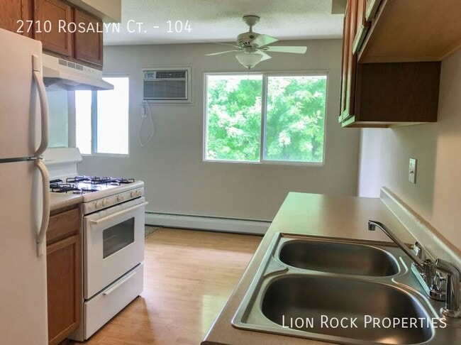 Photo - 2710 Rosalyn Ct House