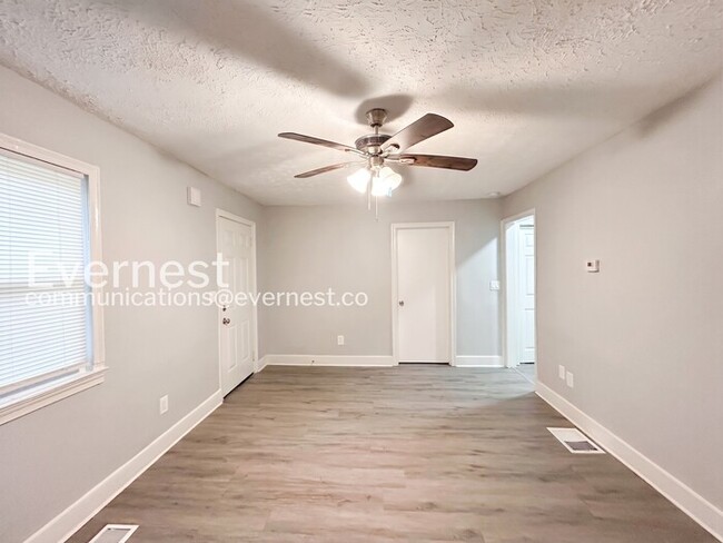 Photo - 2175 Pansy St NW