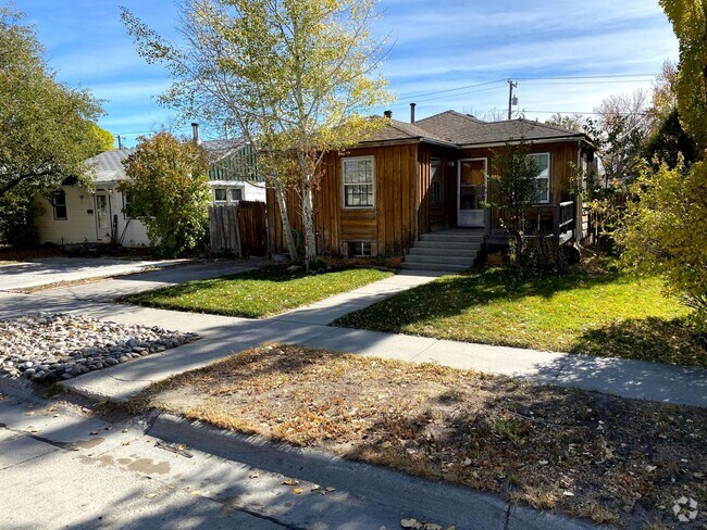 Building Photo - 4 Bedroom 1.5 Bath House with Washer and D...