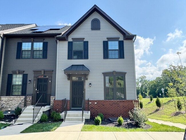 MINUTES TO DOWNTOWN FREDERICKBURG AND VRE ... - MINUTES TO DOWNTOWN FREDERICKBURG AND VRE ... Townhome