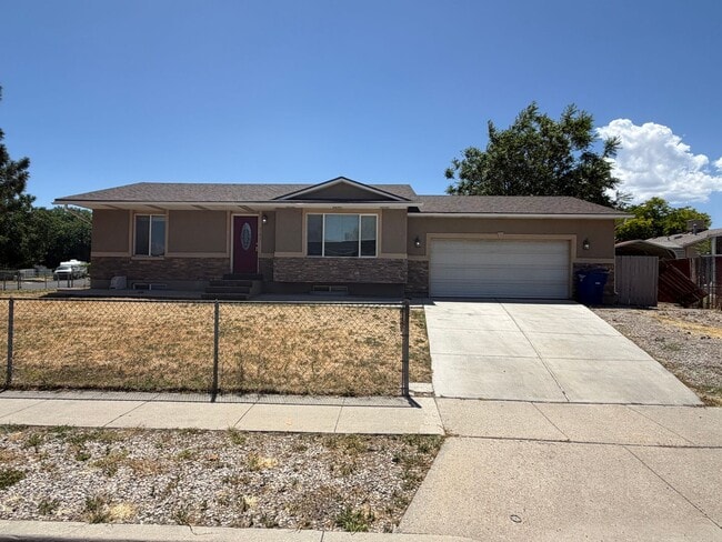 Building Photo - Spacious West Valley Home!!!