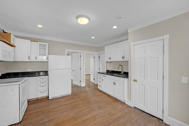 Building Photo - 130 Dalton St